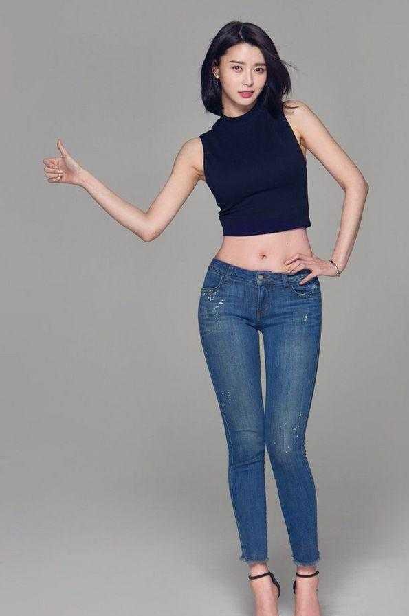 充满时尚的穿搭紧身裤完美修饰你的腿型显廋显年轻