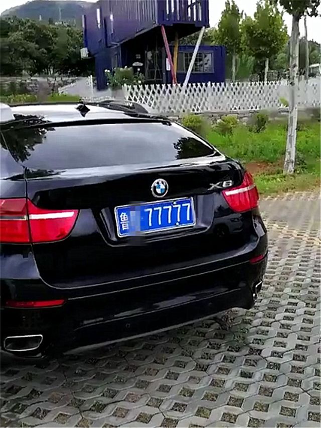 山东偶遇一辆77万宝马x6,本不会太注意,但车牌实在太吸睛!
