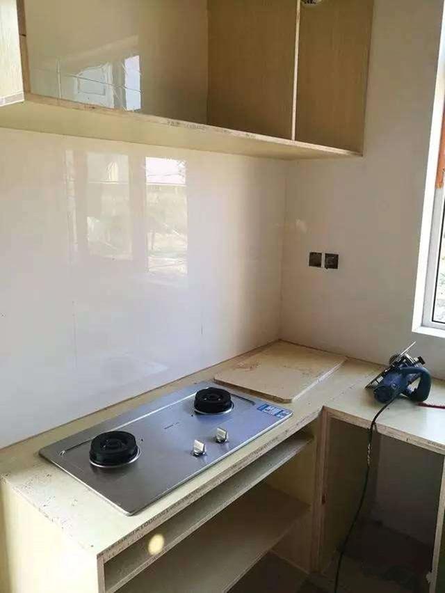 橱柜装完装燃气灶一抬头笑岔了气油烟机只能挂窗户上咋安装