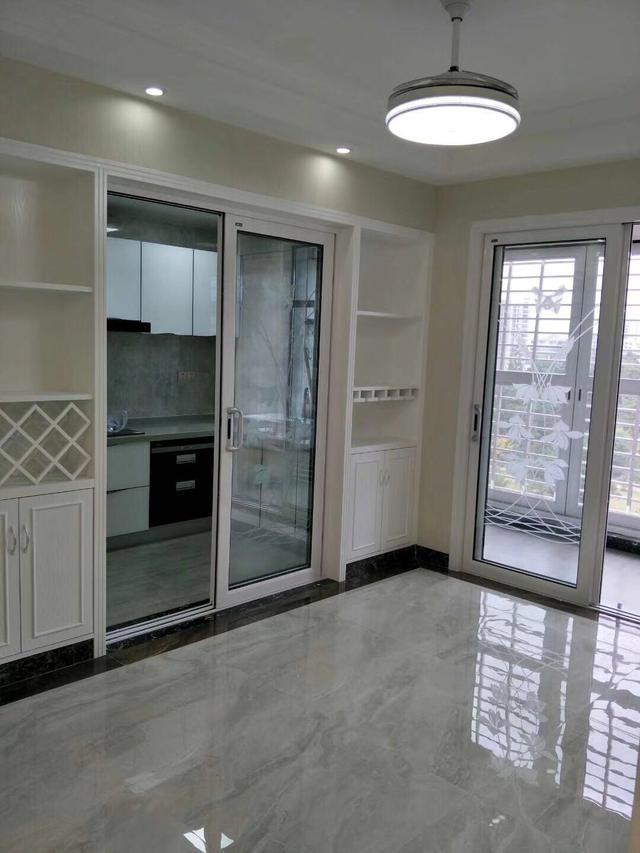 电视背景墙中间做软包装饰,两边用护墙板和亮片做装饰,时尚又上档次.