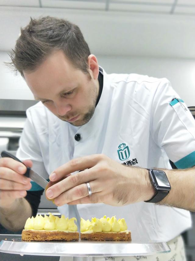 不懂中文的法国甜点大师 如何在中国的西点烘焙学校开展授课?