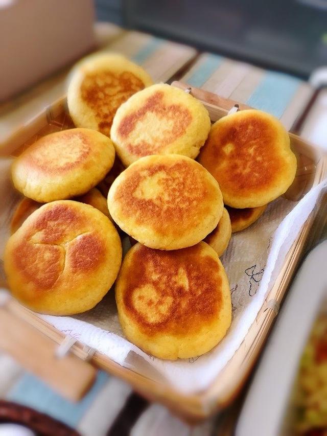 玉米面饼这样烙真好吃,金黄松软,营养又健康,天天吃都不腻!