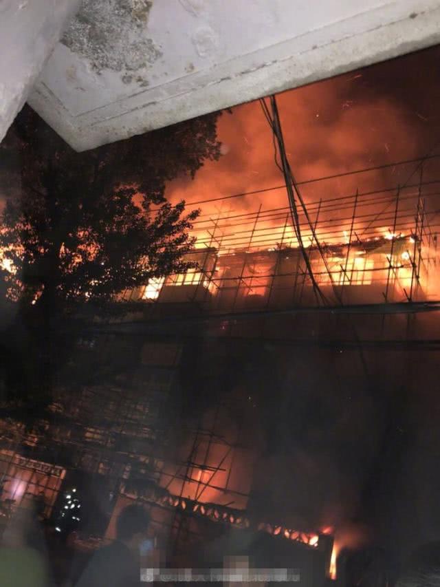 昨夜北京垂杨柳北里小区发生火灾 整栋楼笼罩在大火中