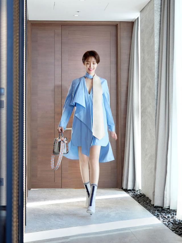 高俊熙曝光夏日写真服装靓丽多彩修长的天鹅颈和诗诗有得一拼