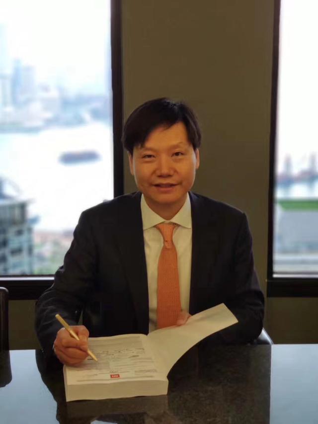 小米成港交所首家同股不同权股票 雷军林斌现场签字__财经头条