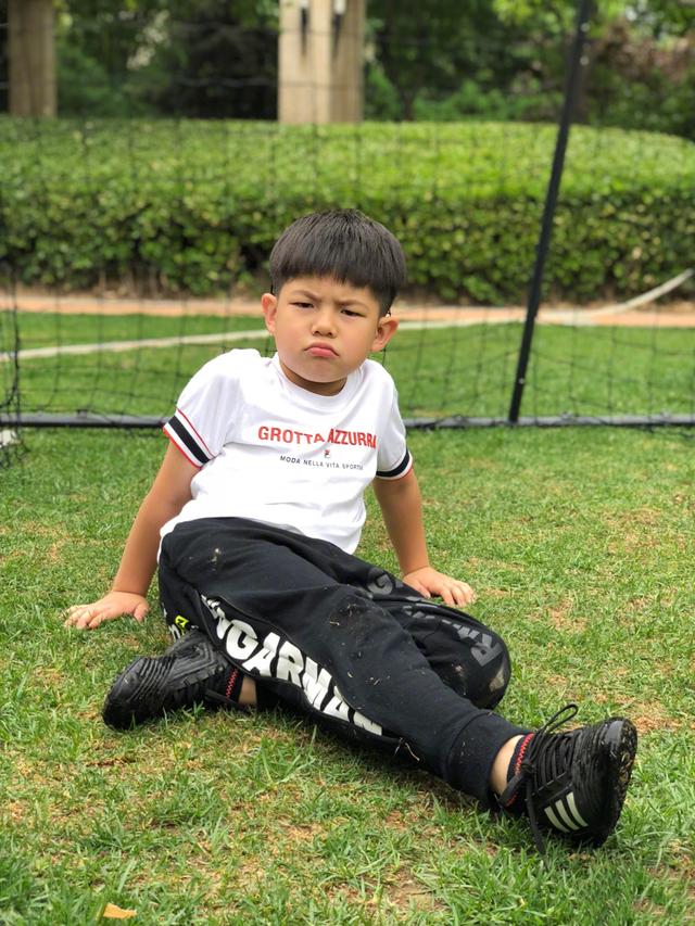 安吉踢足球踢出表情包,胳膊肘弯曲程度吓到网友,真是骨骼清奇!