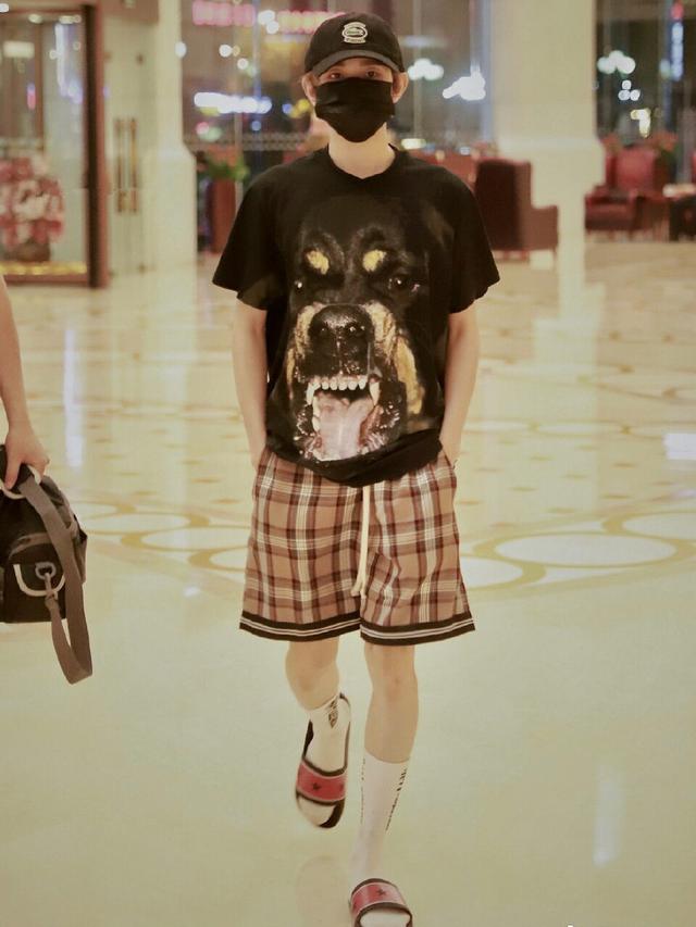 熊梓淇不就拍个杂志,袜子要穿这么长,原来蔡徐坤王源都爱!