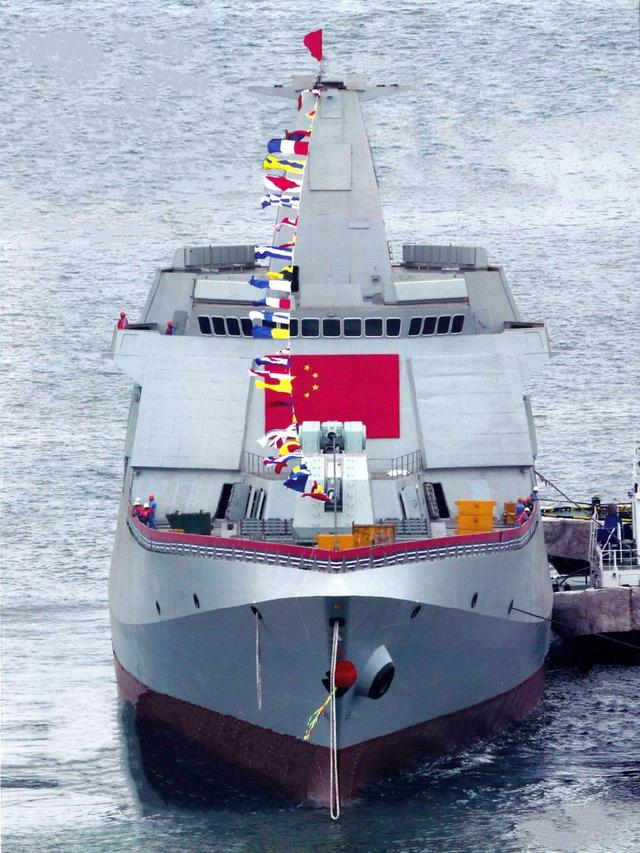 052驱逐舰尚可与阿利伯克级一较高下如今的055大驱实力呢