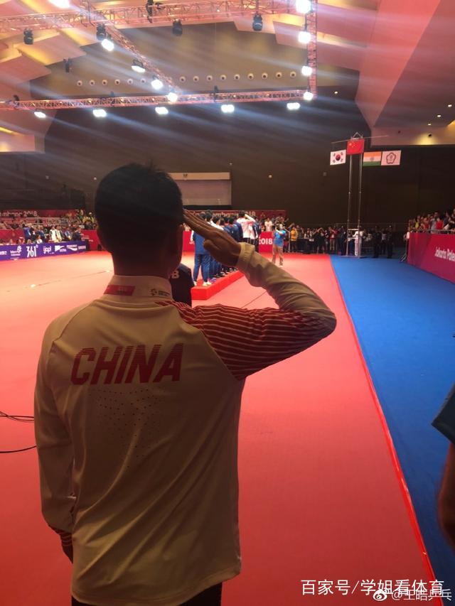 王皓带妻儿海边出游,儿子这1点像他,妻子很美,王皓外形变化大