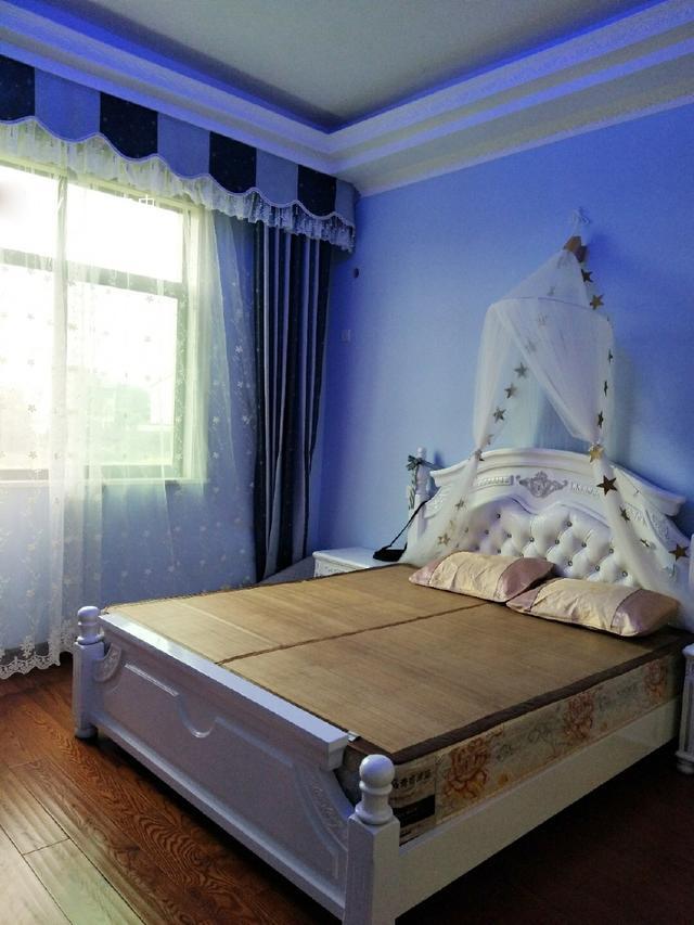 这边是给女儿准备的房间,墙面刷了蓝色调,特别漂亮.公主床女儿很喜欢.
