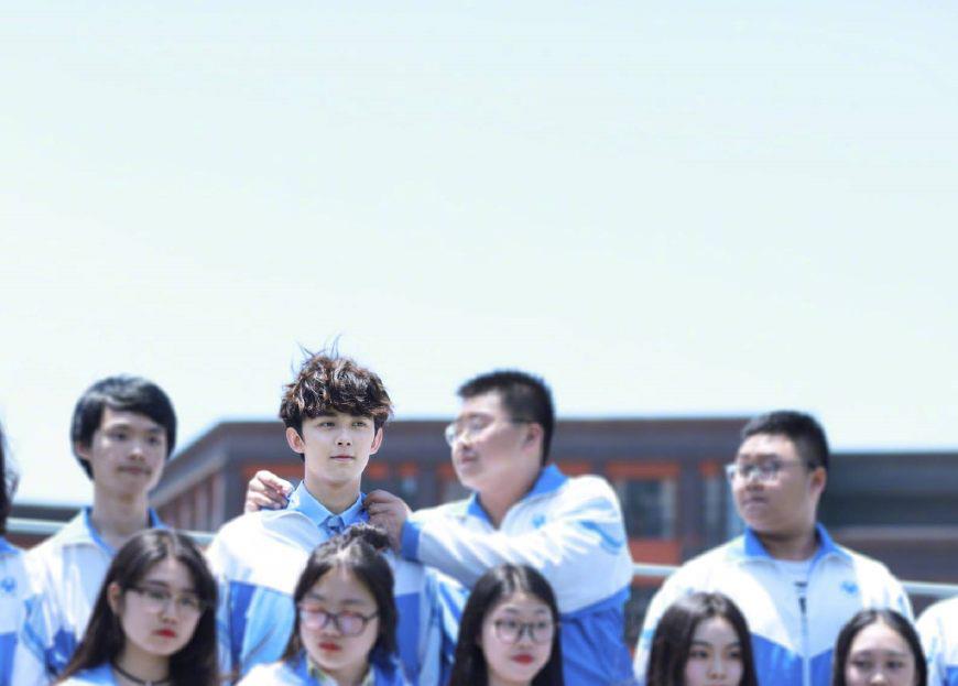 吴磊拍毕业照,一身校服依旧亮眼,旁边的女同学有着明星脸!