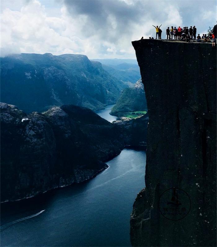 一块直插峡湾的悬崖断壁, 趴着才敢靠近边缘, 挪威的旅游标志
