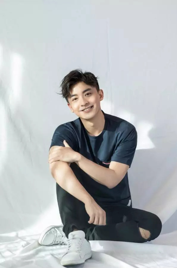 《裸养》聚焦"养娃"话题,讲述年轻父母如何探索幸福