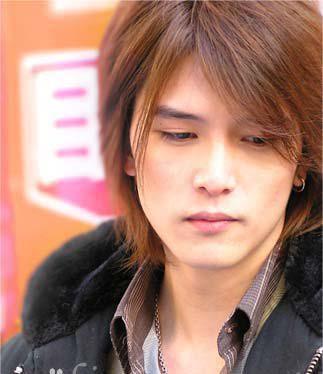 而且邱泽也是继林志颖之后第二位取得方程式赛车手资格的艺人,曾多次