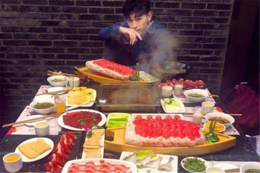 明星吃火锅江疏影素颜上场李宇春造型可爱最服的还是刘德华