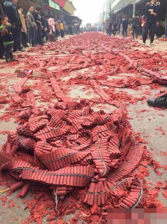 整个街道铺满了鞭炮,新娘花轿淹没在烟火中如战场!