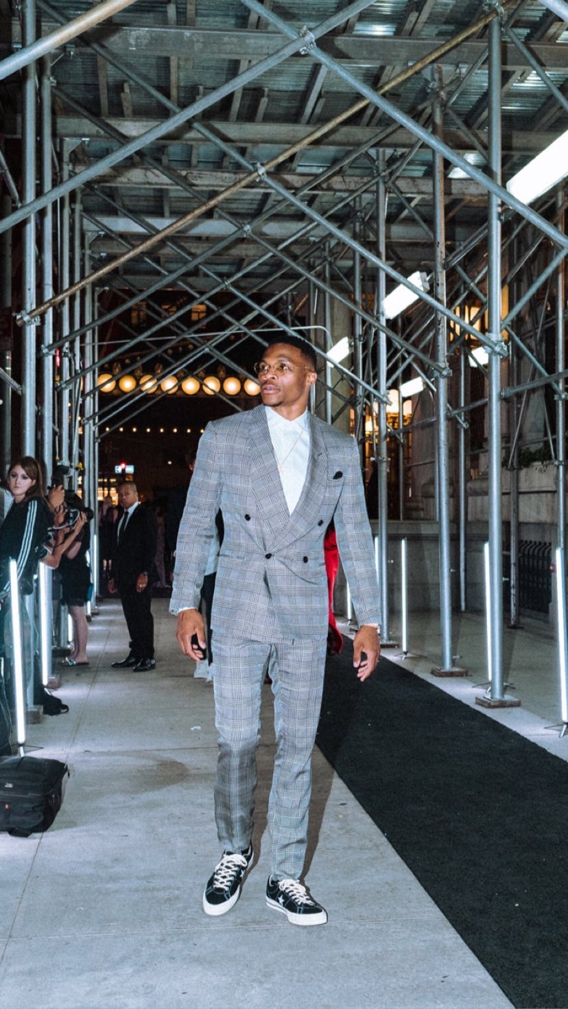 威少前天在纽约时装周,西装搭配dsm x converse one star.