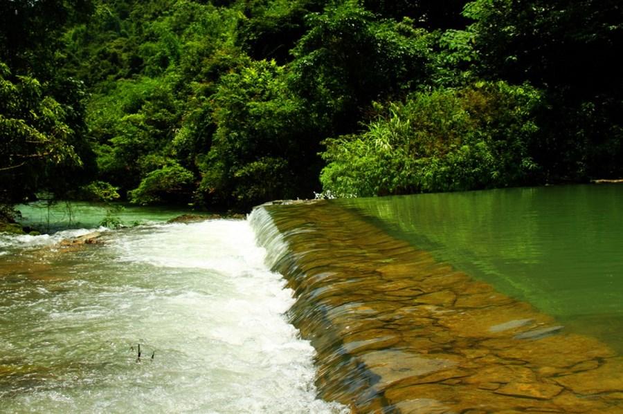 景区集奇特的山水自然风光与当地布依族,水族,瑶族等民族特色于一身