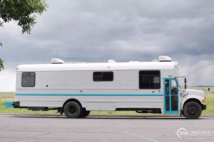 5口之家改校车为房车过游牧生活