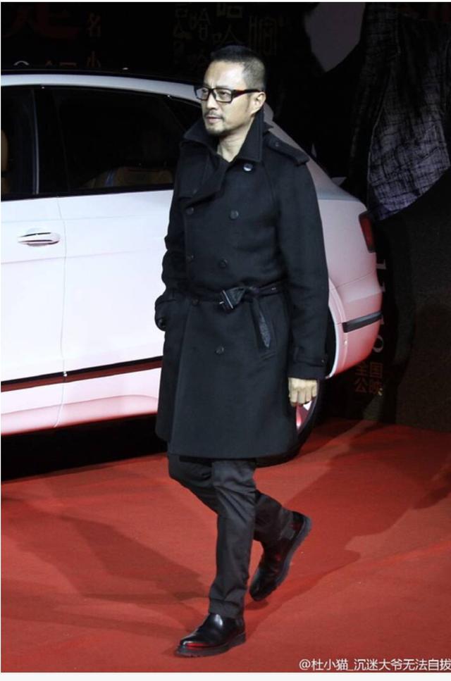 之前塘主四人合照里面都吹塘主,可是那张照片塘主明明就有点o形腿啊.