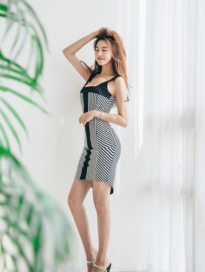 黑白条纹低胸全身裙美女姐姐, 身材有料凹凸有致