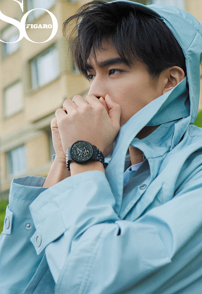 近日,宋威龙曝光一组为某杂志拍摄的封面大片,片中,宋威龙造型多变,或