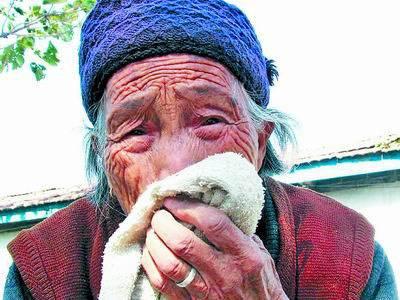 两位老人伤透了心,抱着被子回到老房子.