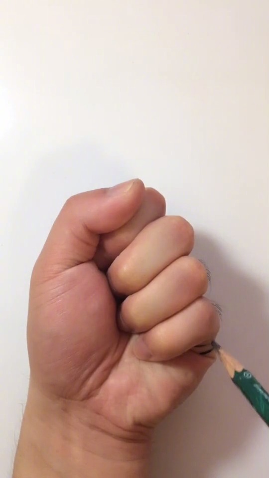 手相中的婚姻线握拳可见位于手掌侧面的小拇指下方男左女右