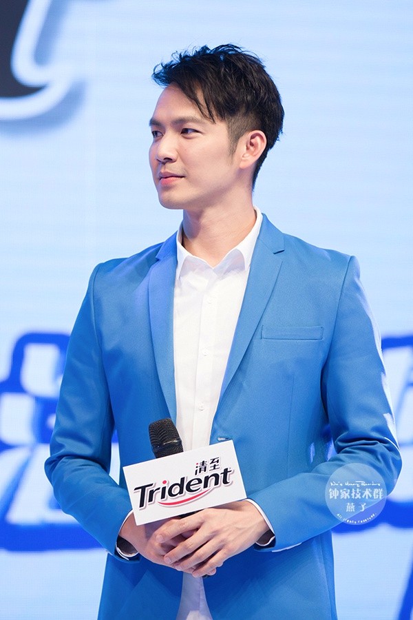 钟汉良帅气十足的"蓝朋友"造型,散发着迷人的魅力