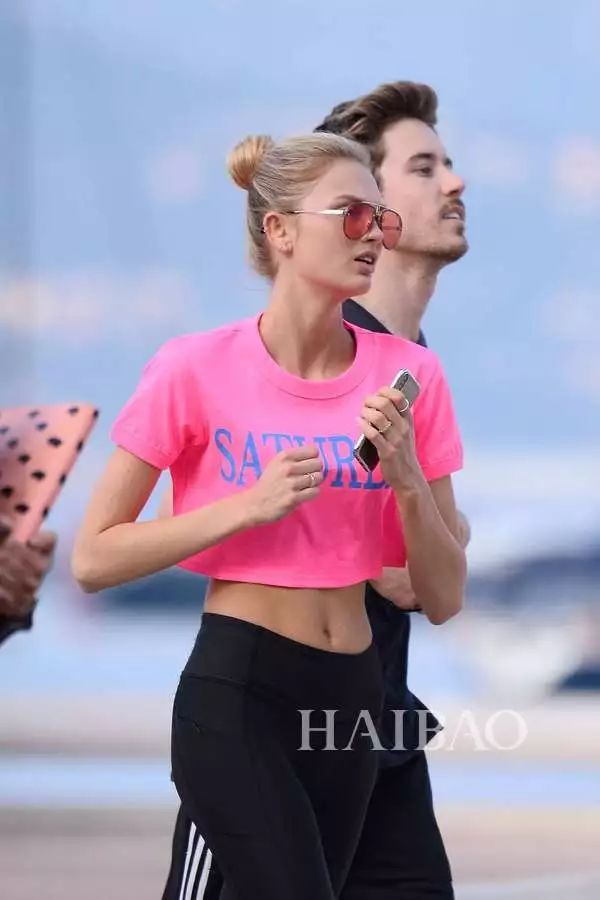 妖姬靓绝戛纳街头冷脸贝拉竟然更适合甜美范儿