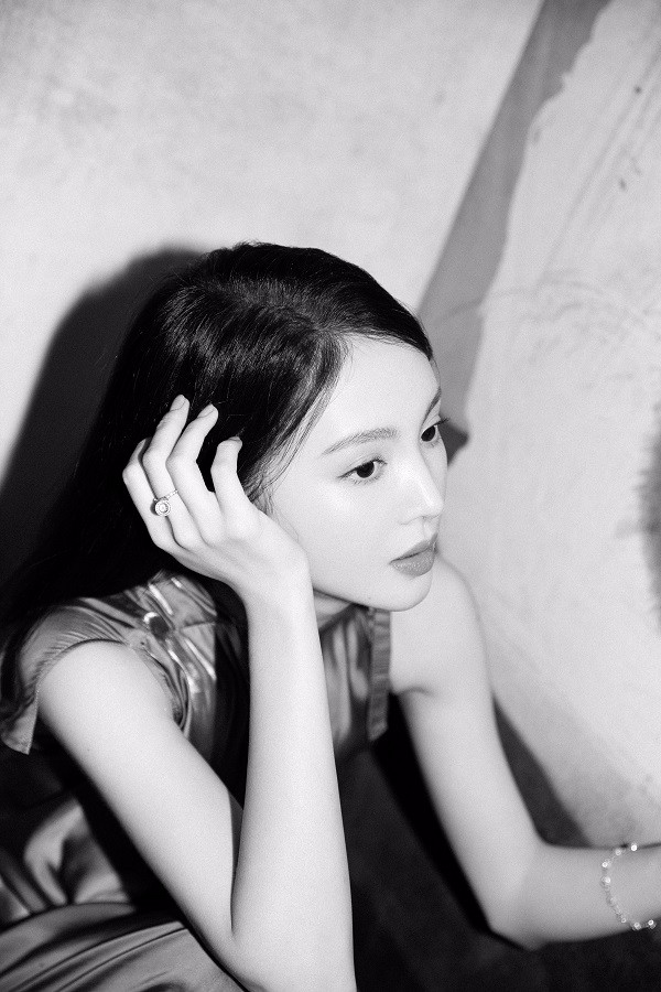 金晨侧颜美金晨明丽雅致金晨面容精致金晨身材比例佳金晨演绎金色魅力