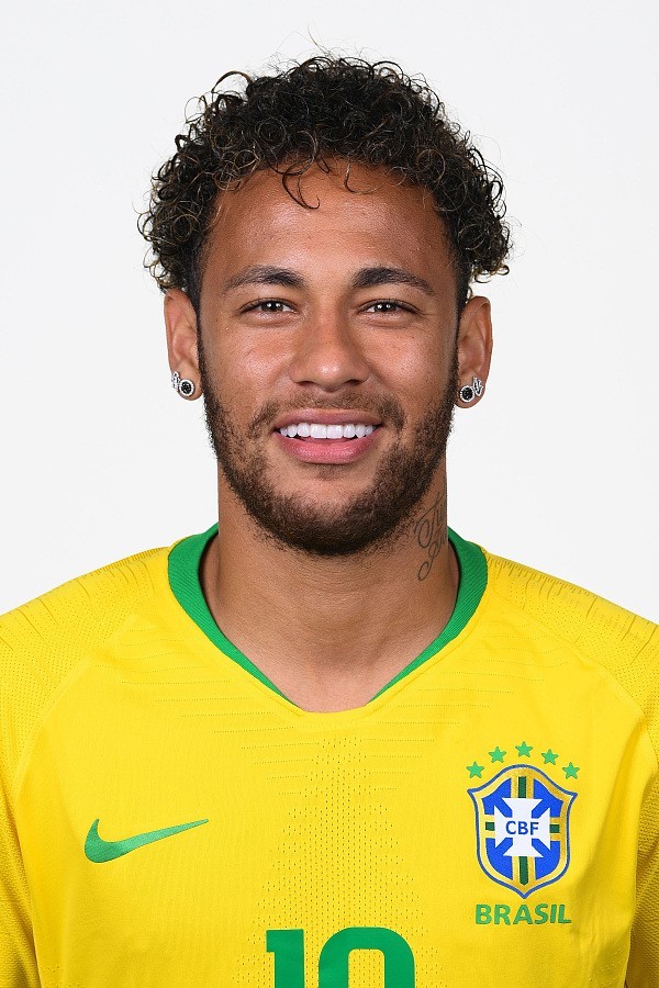 本届俄罗斯世界杯开赛前,内马尔特意换了一个新发型