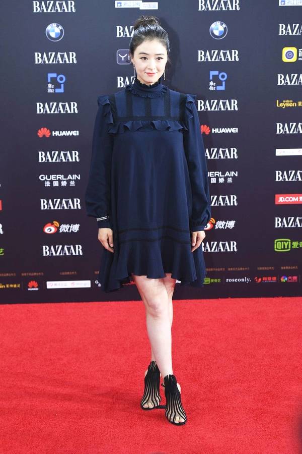 蒋欣真的苗条了,不过膝盖的短裙,也完全可以驾驭,蓝色休闲裙子,可爱