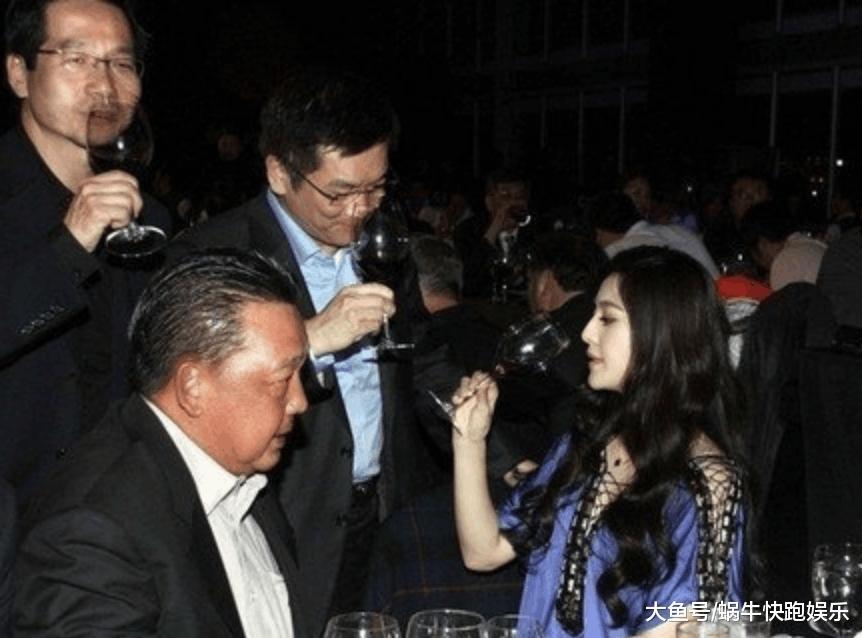 范冰冰和大佬照片流出, 桌子下的行为耐人寻味, 网友: 洗不白了