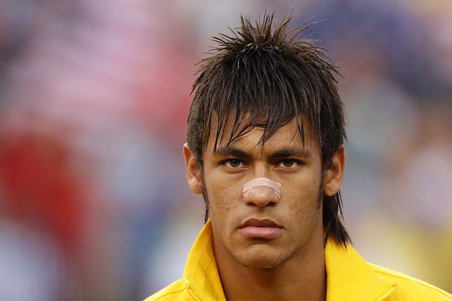 本届俄罗斯世界杯开赛前,内马尔特意换了一个新发型