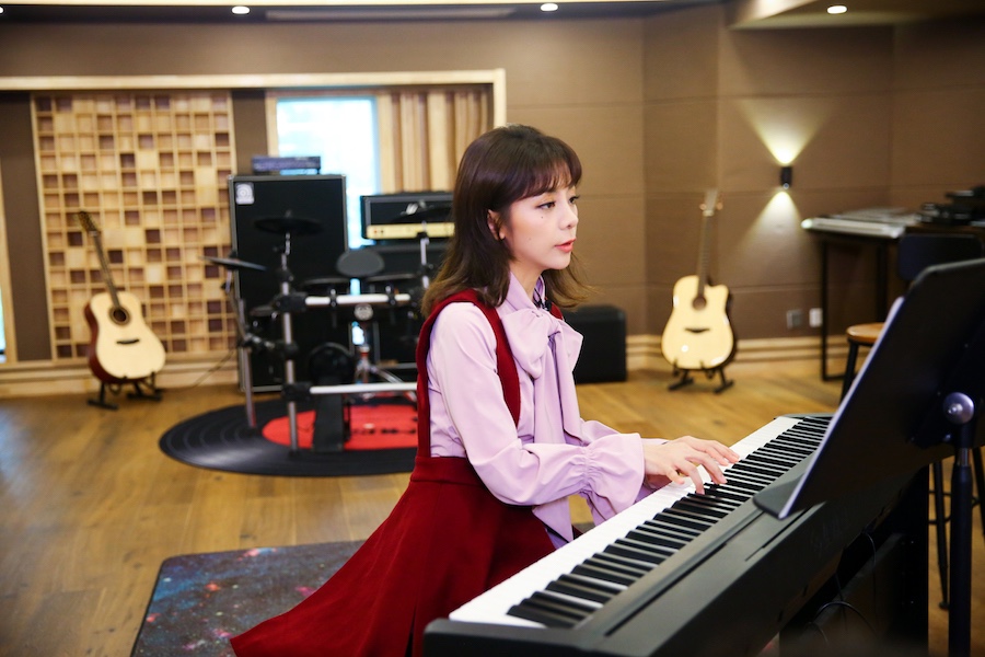 新人主持在经过音乐老师金玟岐的指导后,现场演唱会是怎么一番情景呢?