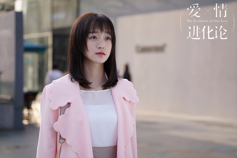 何泓姗主演的电视剧《爱情进化论》已正式开播,在剧中饰演果敢少判舷