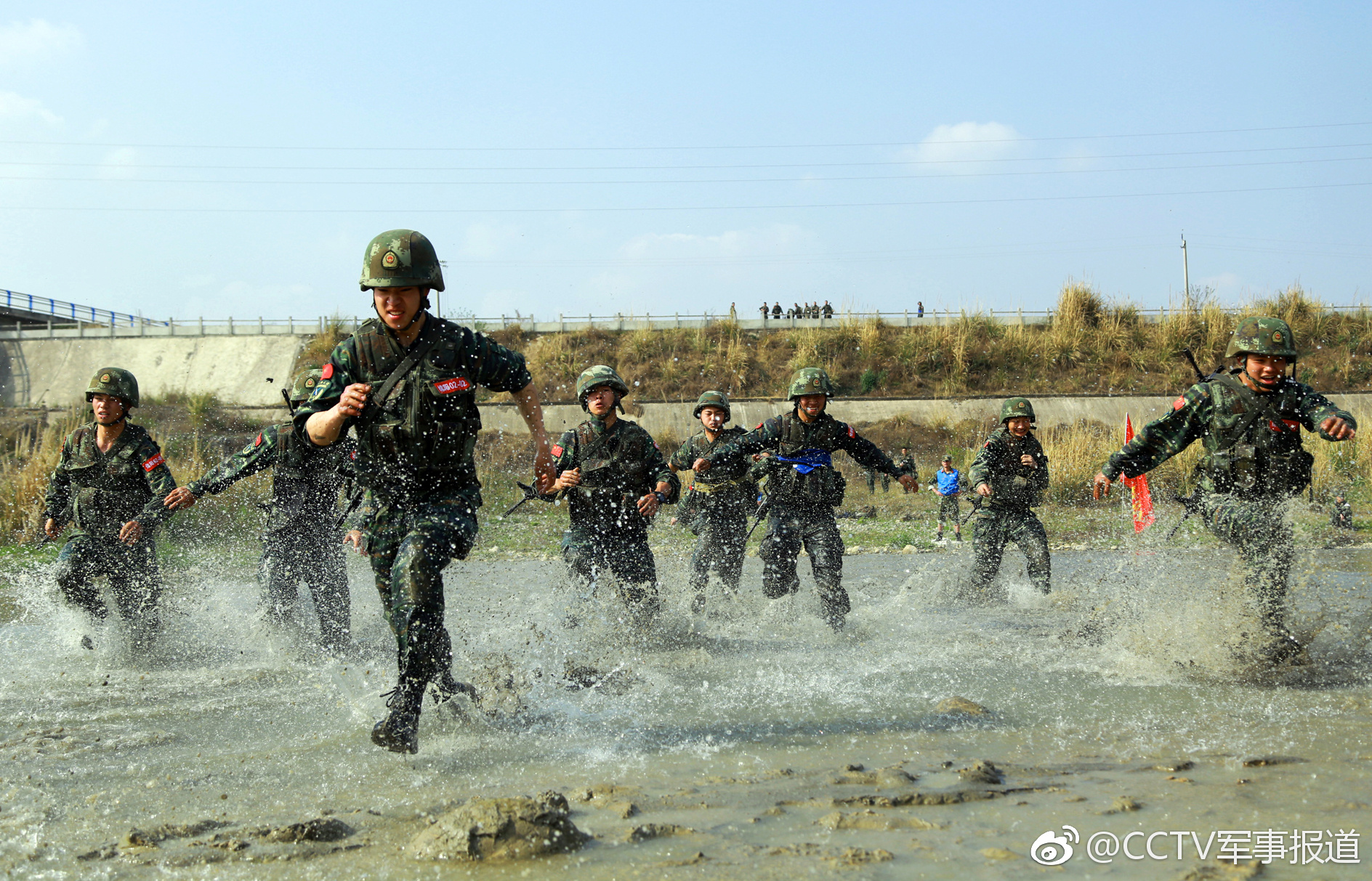 武警绵阳支队魔鬼周极限训练向实战化要战斗力