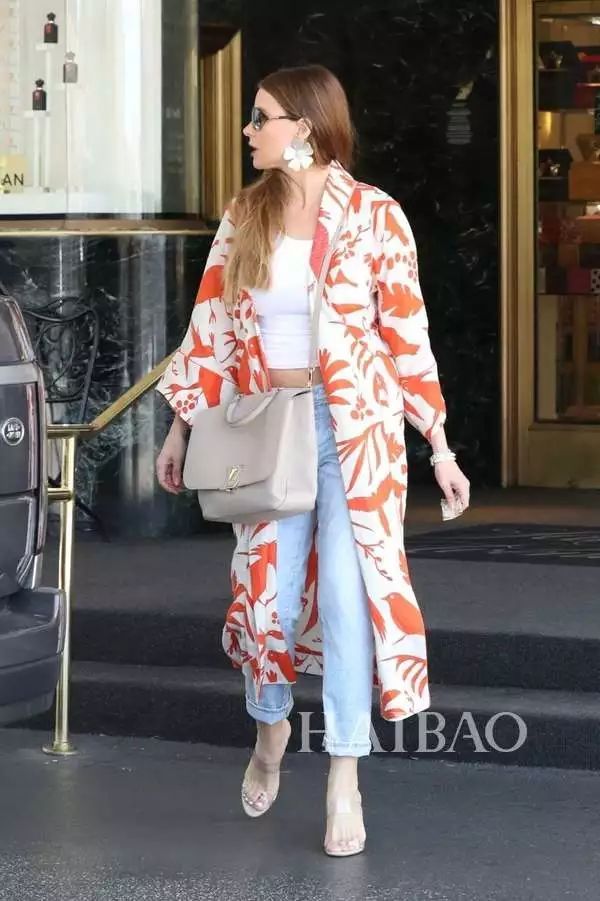 妖姬靓绝戛纳街头冷脸贝拉竟然更适合甜美范儿