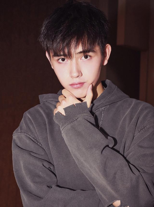 粉丝最喜欢的18岁明星,欧阳娜娜只能排第3,第一实至名归!