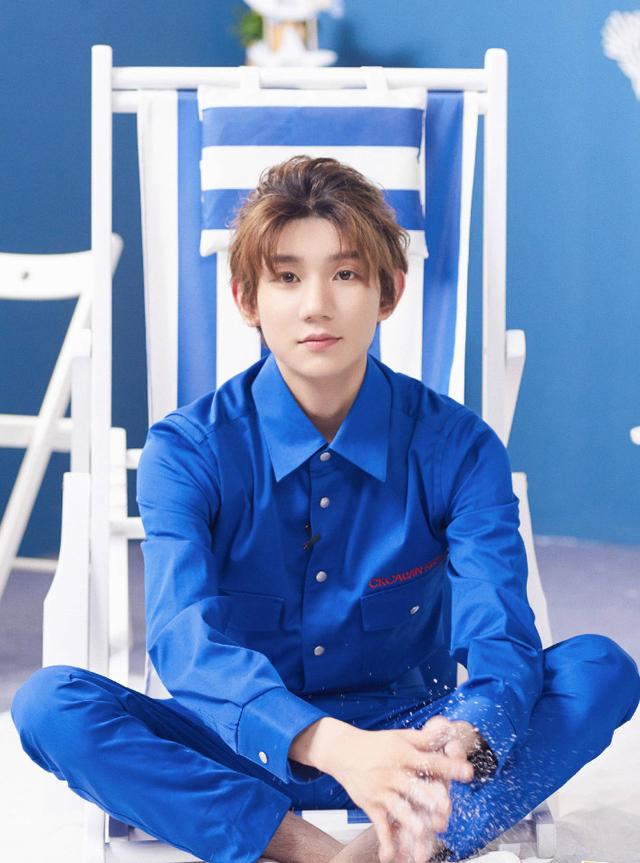 扎马尾是女生专利?王源扎头发帅就一个字,还隐约有陈坤的影子!