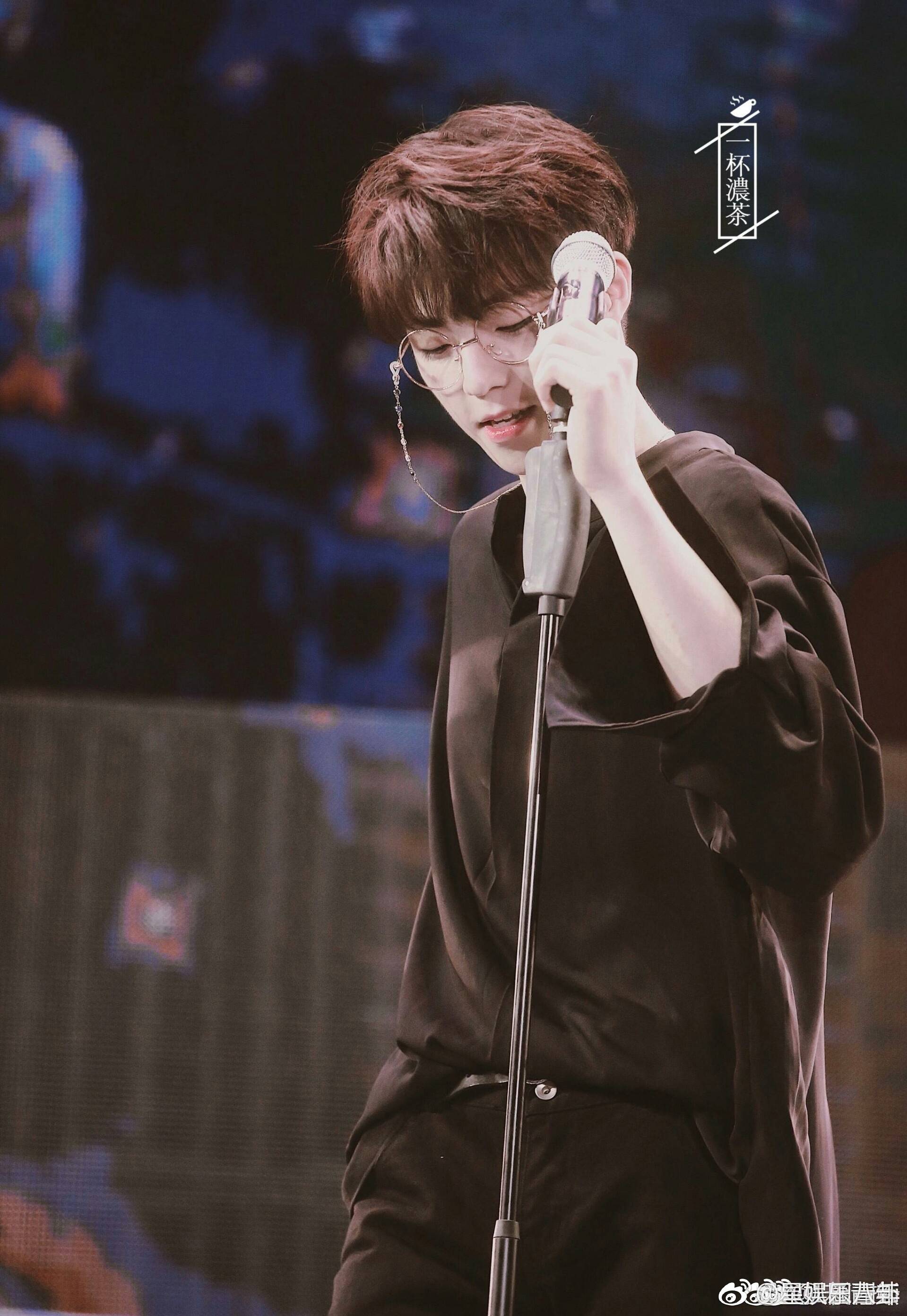 戴眼镜的陈立农~有魔力的农农,17岁的少年