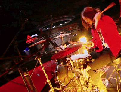 在前期,李宇春不顾自己腿伤问题,坚持与斯外戈,孙泽源进行体能训练.