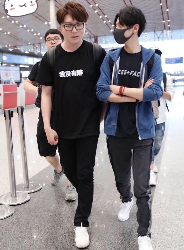毛不易和赵天宇来机场,打扮都挺好看的,你偏爱哪一款?