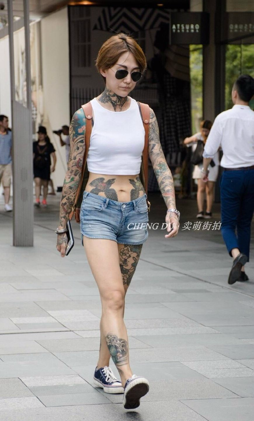 纹身街拍,美女胸前的纹身图案太霸气,原来喜欢露背装只为晒纹身