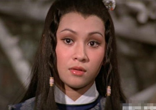 她因在tvb电视剧《书剑恩仇录》里面饰演香香公主而被观众所熟知