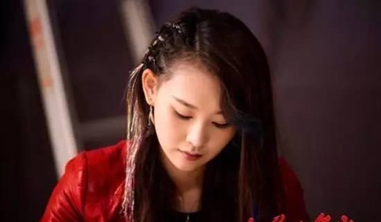 单从颜值来看她绝对对得起第四名的位置第三名:刘珊也就是侯亮平的