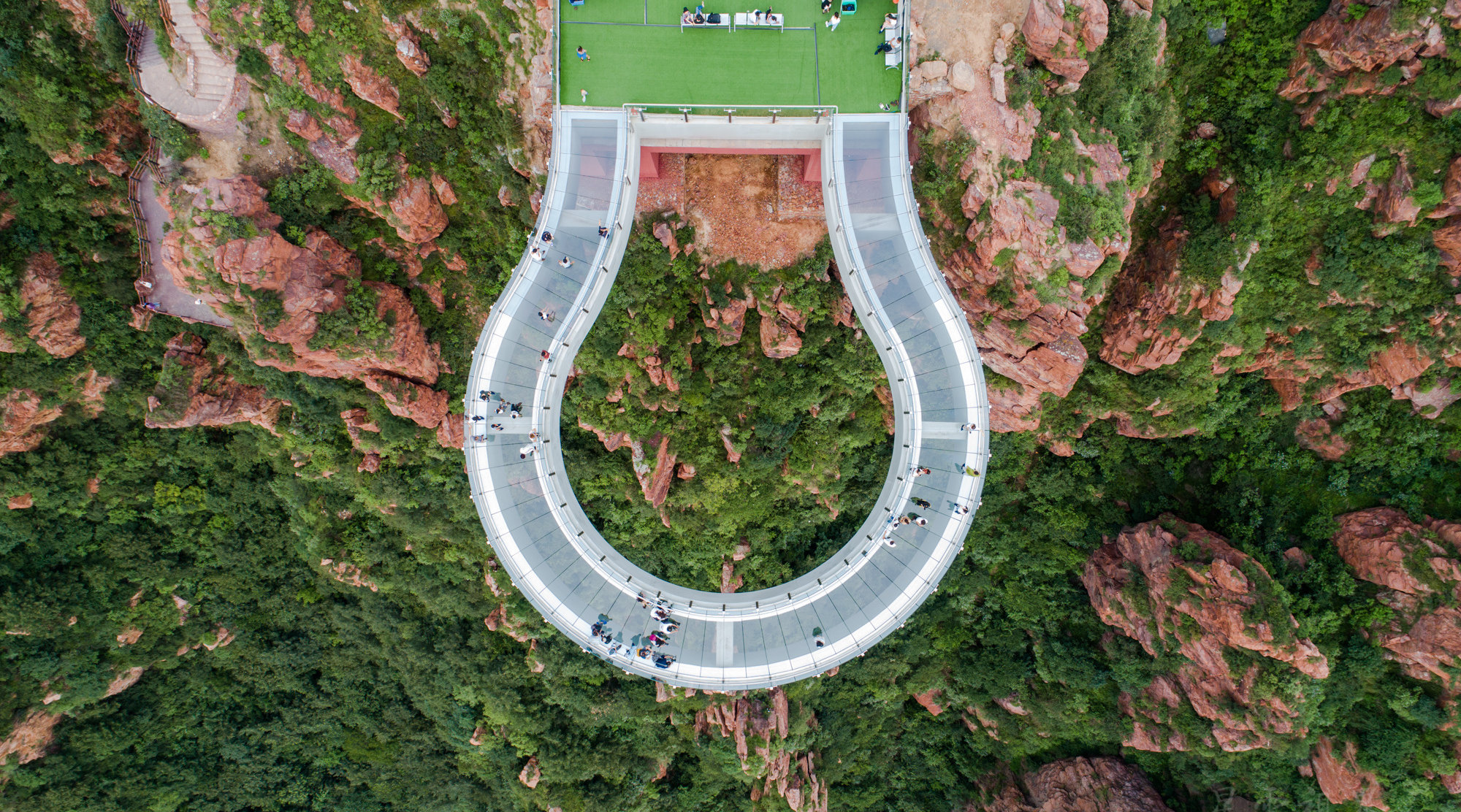 新密伏羲山红石林雄浑壮观 高空玻璃环廊更奇险