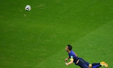 世界杯十大进球 范佩西鱼跃头球成经典