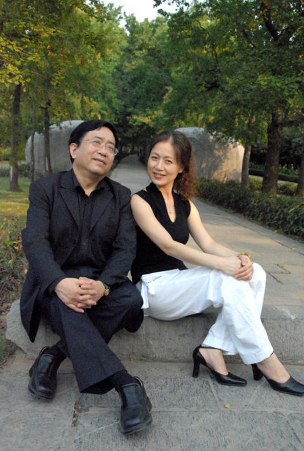56岁马兰与大16岁丈夫余秋雨近照,真是让人羡慕!